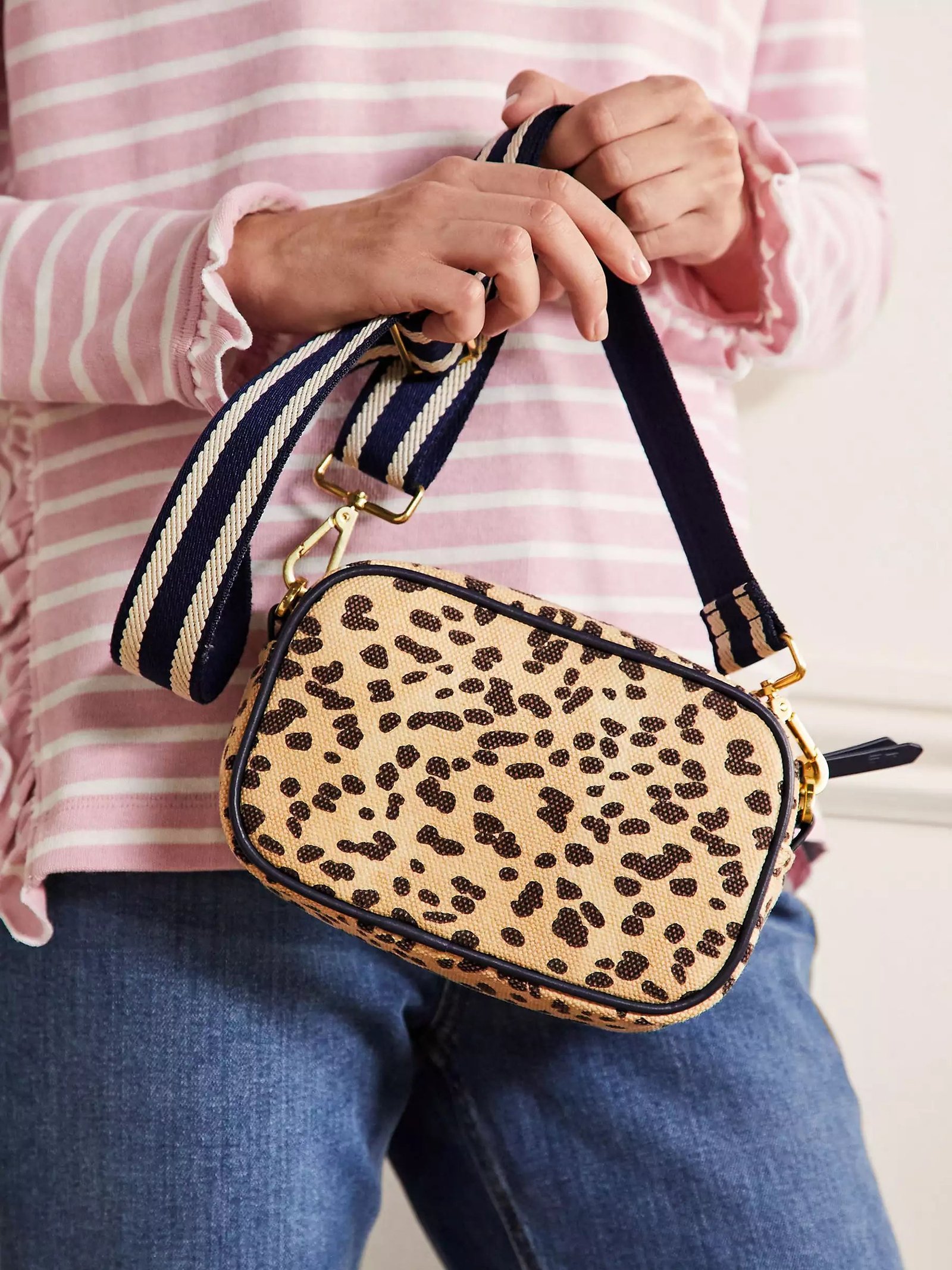 006265784alt8 Crossbody Cheetah - Image 1